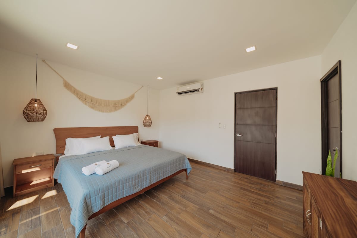 3 habitaciones, cubrecamas, cortinas blackout y wifi gratis