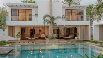 3 bedrooms, down comforters, blackout drapes, free WiFi