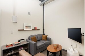 Téléviseur connecté, table de baby-foot, livres