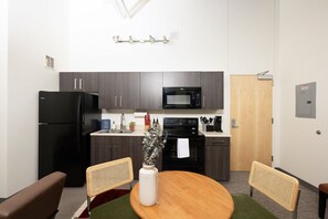 Refrigerador, microondas, horno, placa de cocina