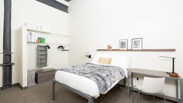 2 habitaciones, escritorio, tabla de planchar con plancha y wifi gratis