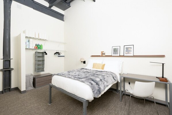 2 habitaciones, escritorio, tabla de planchar con plancha y wifi gratis