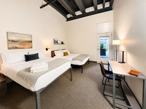 2 habitaciones, escritorio, tabla de planchar con plancha y wifi gratis