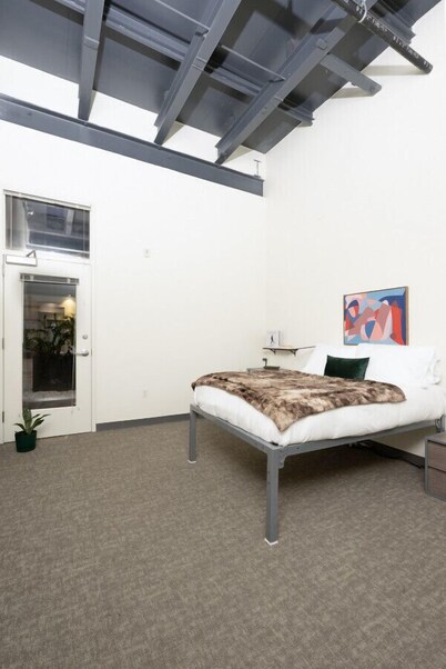 Cream City 2BR Apt - Just 3 Blocks to Fiserv with Gym and Parking