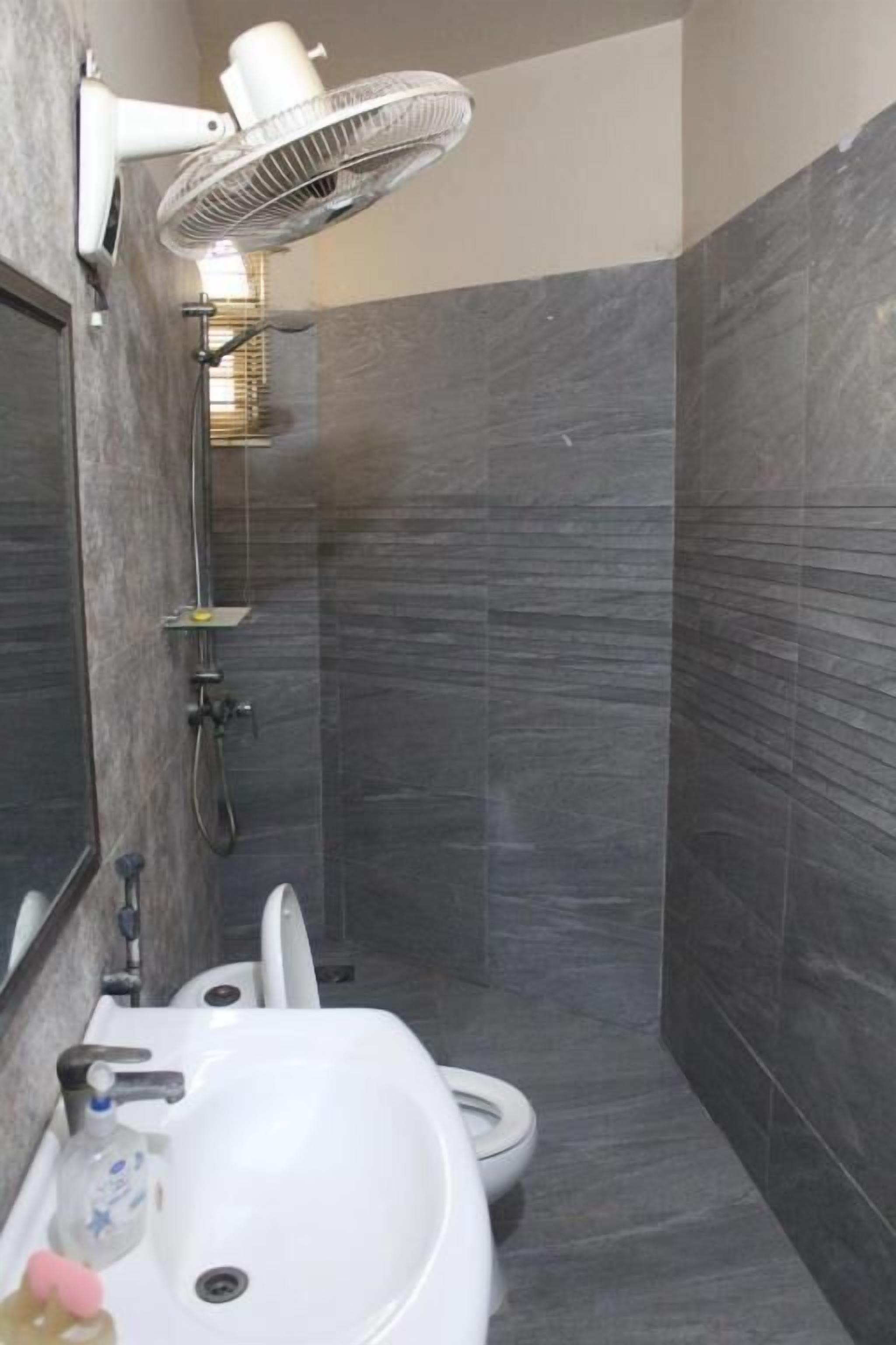 Deluxe Double Room | Bathroom | Bathrobes, slippers