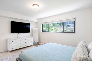 2 bedrooms, iron/ironing board, travel cot, free WiFi - Relax & Explore: Mins to Beach, Bal Harbour Shops (Bay Harbor Islands)