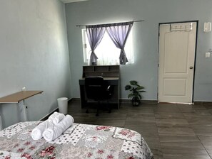 6 slaapkamers, een strijkplank/strijkijzer, wifi, beddengoed