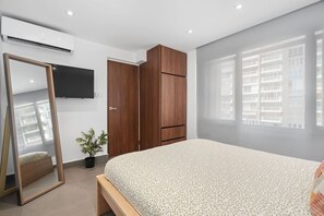 2 soverom, skrivebord, strykejern/-brett og reiseseng for barn