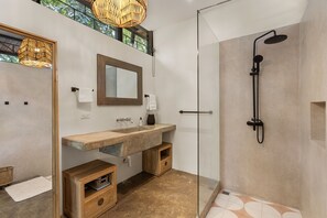 Hair dryer, towels, soap, shampoo - Treehouse Hideaway in Tamarindo Jungle with Pool & Open-Air Living Room (Tamarindo)
