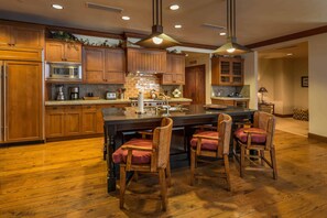 Refrigerador, microondas, placa de cocina, lavavajillas