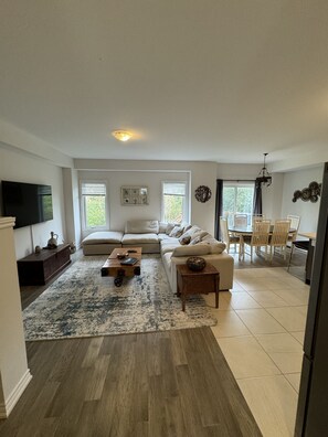 Living area - Comfortable 3 Bedroom Townhouse only minutes from Blue Mountain Ski Resort. (blue mountains)
