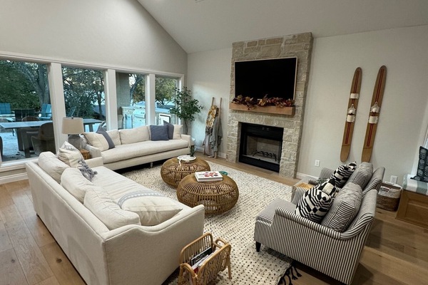 Smart TV, fireplace