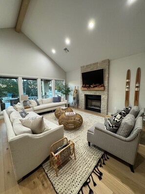 Smart TV, fireplace - Grand Duvall - Luxury 4 Bedroom Home at The Ridge at Shangri La, Monkey Island (Monkey Island)