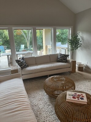 Smart TV, fireplace - Grand Duvall - Luxury 4 Bedroom Home at The Ridge at Shangri La, Monkey Island (Monkey Island)