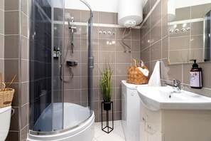 Secador de cabelo, toalhas de banho, sabonete, papel higiênico