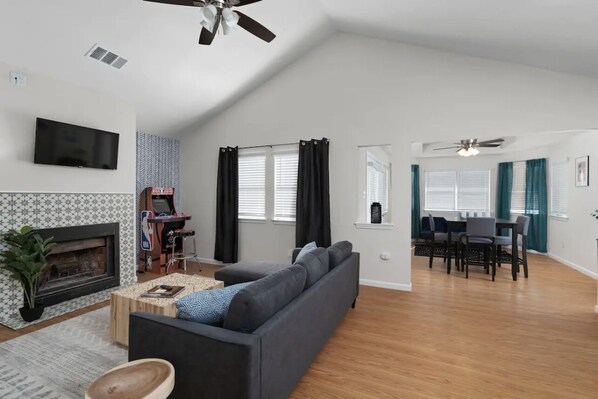 Smart TV, video games