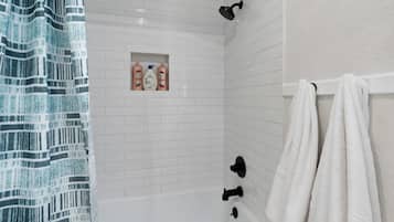 Secadora de cabello, toallas, jabón, shampoo
