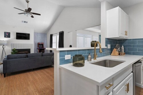 Charming Cul-De-Sac 3-bedroom. Peaceful neighborhood yet close to everything.