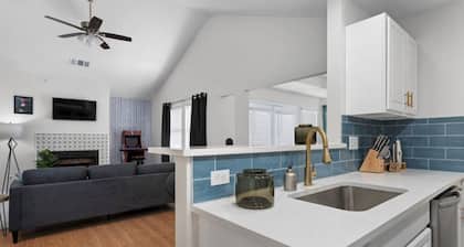 Charming Cul-De-Sac 3-bedroom. Peaceful neighborhood yet close to everything.