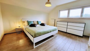 4 bedrooms, iron/ironing board, WiFi, bed sheets