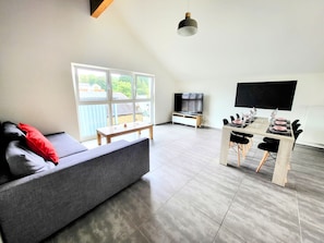Flat-screen TV - Calm and Modern Penthouse (Habscht)