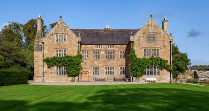 Pentrehobyn Hall sleeps 18