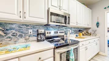 Een koelkast, een magnetron, een oven, een kookplaat