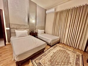Habitació doble Deluxe | Habitacions insonoritzades, planxa i posts de planxar i wifi gratuïta