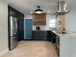 Réfrigérateur, micro-ondes, four, plaque de cuisson