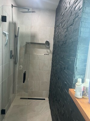 Dusche, Haartrockner, Handtücher, Seife