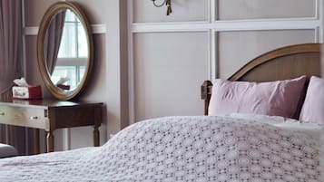 Romantic Room, 1 King Bed, Non Smoking, Mountain View | Individually decorated, desk