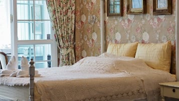 Romantic Room, 1 King Bed, Non Smoking, Mountain View | 1 bedroom, individually decorated, desk
