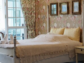 Quarto romântico, 1 cama King, para não fumantes, vista para a montanha | Individualmente decorados, escrivaninha