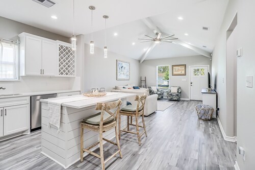 Friendly neighborhood home near fishing pier with dog-friendly yard & W/D