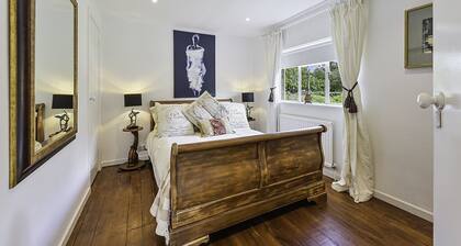 Pass the Keys | Hidden Cottage in Esher, West End