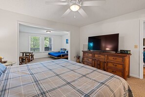 2 Schlafzimmer, Schreibtisch, Bügeleisen/Bügelbrett, Reisekinderbett