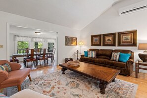 TV connectée, cheminée, livres