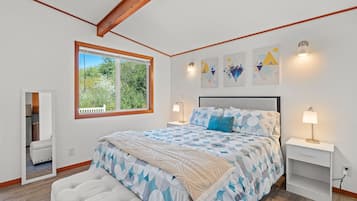 1 bedroom, desk, iron/ironing board, WiFi