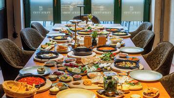 Daily continental breakfast (EUR 17.90 per person)