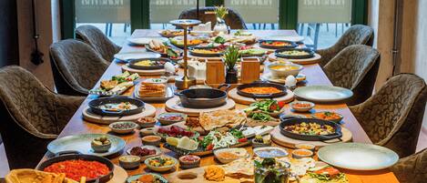 Café da manhã continental todos os dias (EUR 17.90 por pessoa)