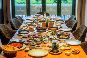 Desayuno continental diario (EUR 17.90 por persona)