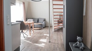 Un appartement moderne doté d’un escalier, d’un coin repas et d’un espace de vie.