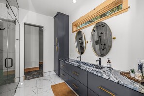 Dusche, Haartrockner, Bidet, Handtücher