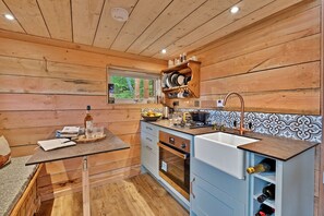 Refrigerador, horno, tetera eléctrica y tostadora 