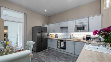 Køleskab, mikrobølgeovn, ovn, opvaskemaskine