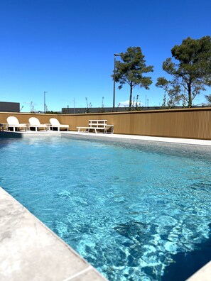 حمّام سباحة خارجي موسمي