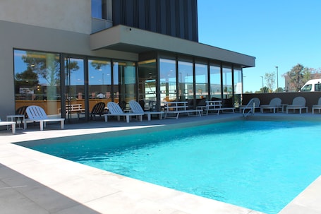 Piscina externa sazonal. Adonis le Castellet