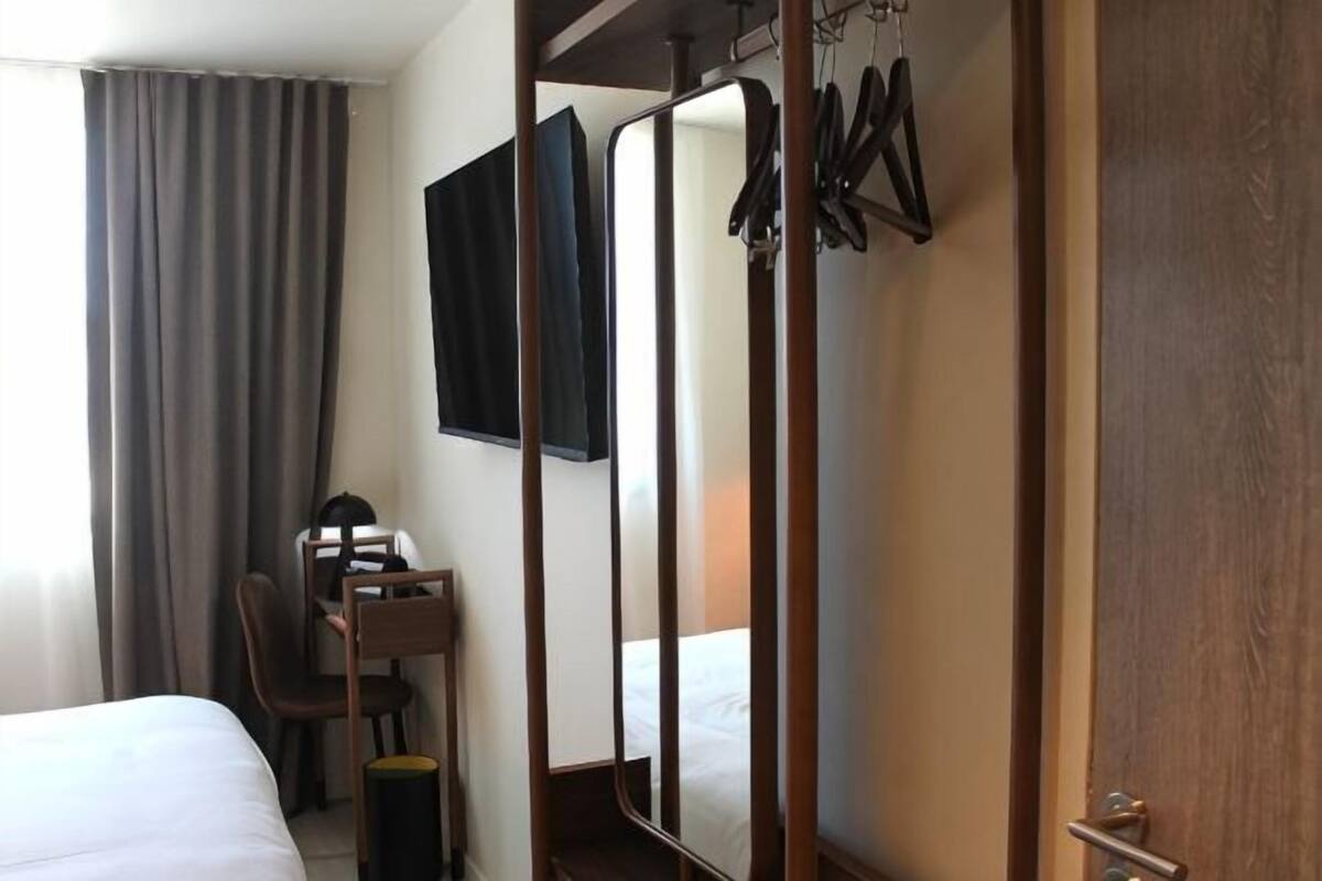 Premium bedding, Select Comfort beds, desk, soundproofing