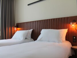 双床房 | 高档床上用品、Select Comfort 床、办公桌、隔音