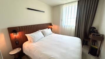 Tweepersoonskamer | Luxe beddengoed, Select Comfort-bedden, een bureau, geluiddichte muren